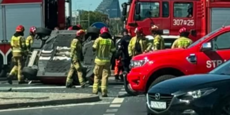 Wypadek samochodowy na ul. Krzywoustego przy CH Posnania w Poznaniu