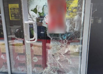 Policja interweniująca w sprawie kradzieży w sklepie na Górnej Wildzie w Poznaniu