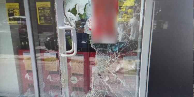 Policja interweniująca w sprawie kradzieży w sklepie na Górnej Wildzie w Poznaniu