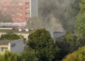 Straż pożarna podczas działań po pożarze na pływalni na osiedlu Piastowskim w Poznaniu.