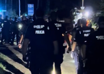 Policjanci prowadzą działania poszukiwawcze w okolicach Obornik po zgłoszeniu dotyczącym grupy imigrantów