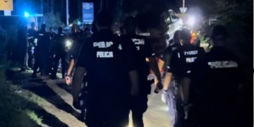 Policjanci prowadzą działania poszukiwawcze w okolicach Obornik po zgłoszeniu dotyczącym grupy imigrantów