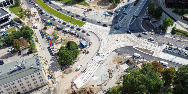 Tramwaj na wyremontowanym torowisku przy ul. Królowej Jadwigi w Poznaniu