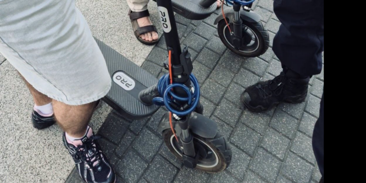 Kontrole policjantów dotyczące użytkowników rowerów i hulajnóg elektrycznych w Poznaniu