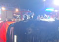 Samochód osobowy po śmiertelnym wypadku w Rozdrażewie po zderzeniu z przyczepą ciągnika rolniczego.