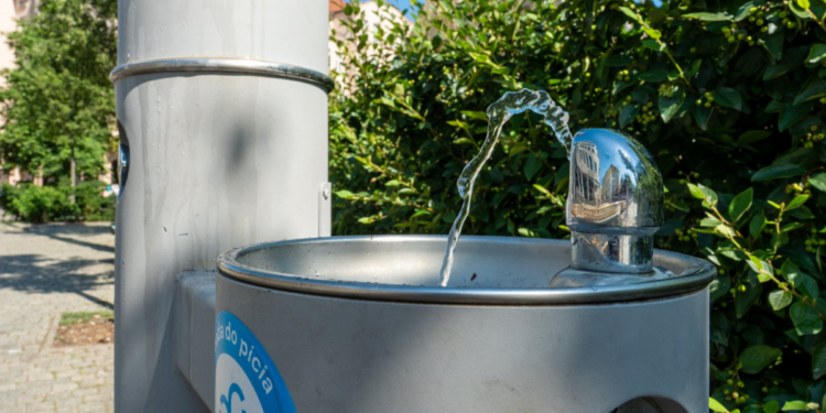 Mieszkańcy Poznania korzystają z miejskiej mgławicy, aby schłodzić się podczas upału sięgającego 34°C.