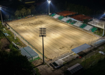 Modernizacja głównego boiska „Ogródek” przy Drodze Dębińskiej w Poznaniu – trwają prace przy murawie i infrastrukturze stadionu.