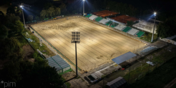 Modernizacja głównego boiska „Ogródek” przy Drodze Dębińskiej w Poznaniu – trwają prace przy murawie i infrastrukturze stadionu.