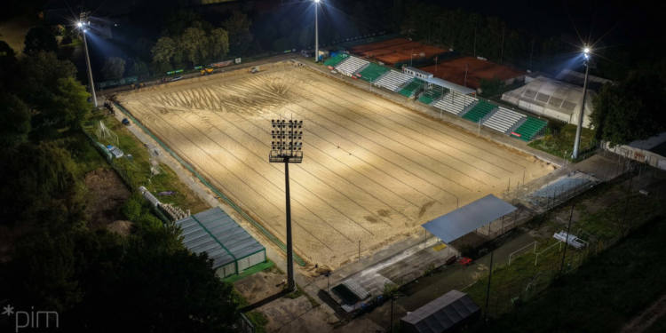 Modernizacja głównego boiska „Ogródek” przy Drodze Dębińskiej w Poznaniu – trwają prace przy murawie i infrastrukturze stadionu.