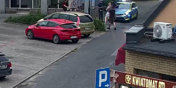 Policjant podczas kontroli drogowej zatrzymuje młodego kierującego hulajnogą elektryczną.