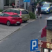 Policjant podczas kontroli drogowej zatrzymuje młodego kierującego hulajnogą elektryczną.