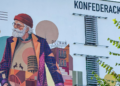 Nowy mural ze Starym Marychem na ścianie budynku przy ulicy Konfederackiej na poznańskim Grunwaldzie, wykonany w ramach Festiwalu Murali 2026.