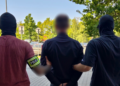 Policja na stacji BP w Swarzędzu po znalezieniu niebezpiecznego urządzenia w Audi