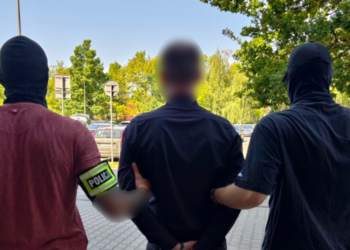 Policja na stacji BP w Swarzędzu po znalezieniu niebezpiecznego urządzenia w Audi