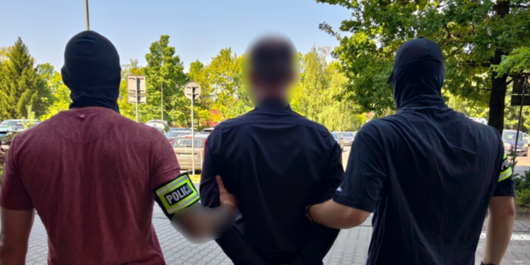 Policja na stacji BP w Swarzędzu po znalezieniu niebezpiecznego urządzenia w Audi