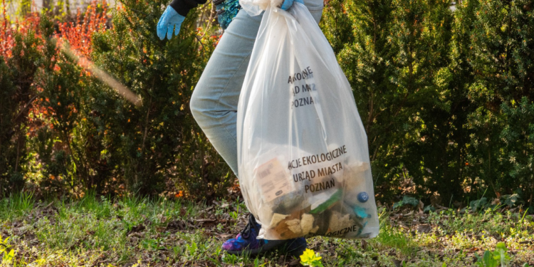 Uczestnicy akcji Sprzątanie świata porządkują teren w Poznaniu
