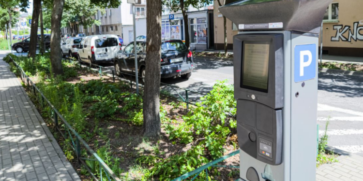 Zmodernizowany parkomat na Łazarzu w Poznaniu z ekranem dotykowym