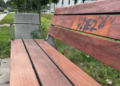Odnowiona miejska ławka w Poznaniu pokryta graffiti