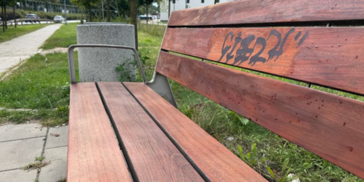 Odnowiona miejska ławka w Poznaniu pokryta graffiti