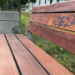 Odnowiona miejska ławka w Poznaniu pokryta graffiti