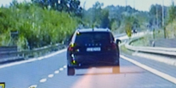 Policjanci pilskiej drogówki podczas kontroli kierowcy na drodze