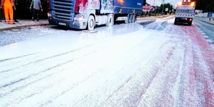Utrudnienia w Mikorzynie związane z rozlaną na jezdni farbą