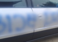 Uszkodzone Audi A4 z napisem wykonanym farbą w sprayu