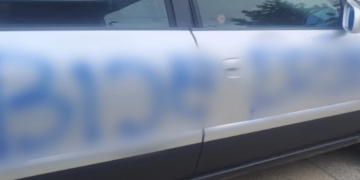 Uszkodzone Audi A4 z napisem wykonanym farbą w sprayu