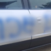 Uszkodzone Audi A4 z napisem wykonanym farbą w sprayu