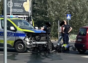 Zderzenie radiowozu z samochodem osobowym na skrzyżowaniu w Poznaniu