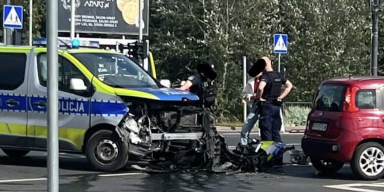 Zderzenie radiowozu z samochodem osobowym na skrzyżowaniu w Poznaniu