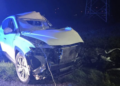 Śmiertelny wypadek w Studźcach. 18-latek zginął po tym, jak samochód uderzył w drzewo. Na miejscu pracowały 3 zastępy straży.