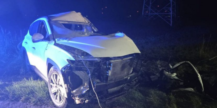 Śmiertelny wypadek w Studźcach. 18-latek zginął po tym, jak samochód uderzył w drzewo. Na miejscu pracowały 3 zastępy straży.