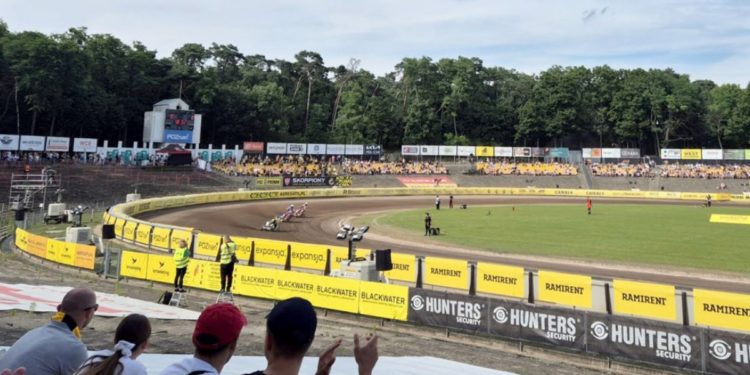 Stadion na Golęcinie w Poznaniu w związku z meczem żużlowym PSŻ Poznań.