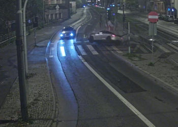 Uderzyła Audi w przystanek tramwajowy na Grunwaldzkiej w Poznaniu i uciekła. 29-latka miała sądowy zakaz
