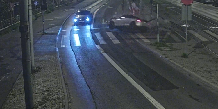 Uderzyła Audi w przystanek tramwajowy na Grunwaldzkiej w Poznaniu i uciekła. 29-latka miała sądowy zakaz