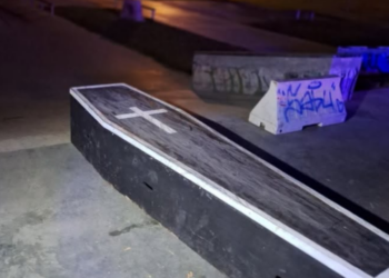 Trumna na terenie skateparku w Parku Marcinkowskiego. Nietypowy widok w Poznaniu