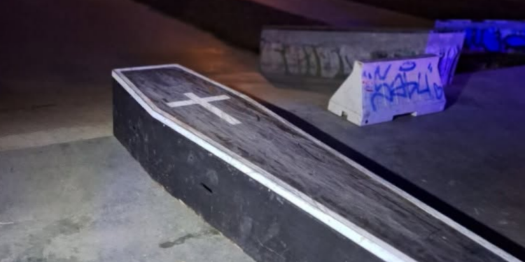 Trumna na terenie skateparku w Parku Marcinkowskiego. Nietypowy widok w Poznaniu
